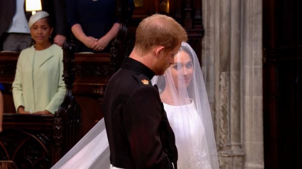 Hãy tìm người đàn ông khóc vì bạn, cười cùng bạn và nhìn bạn như cách Hoàng tử Harry nhìn Meghan Hãy tìm người đàn ông khóc vì bạn, cười cùng bạn và nhìn bạn như cách Hoàng tử Harry nhìn Meghan