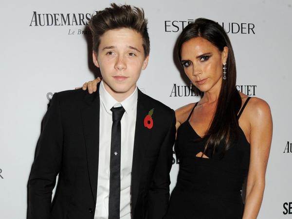 Victoria Beckham bị chỉ trích vì 'đi đám cưới mà mặt như đưa ma' Victoria Beckham bị chỉ trích vì 'đi đám cưới mà mặt như đưa ma'