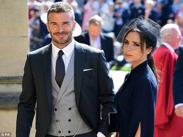 Victoria Beckham bị chỉ trích vì 'đi đám cưới mà mặt như đưa ma' Victoria Beckham bị chỉ trích vì 'đi đám cưới mà mặt như đưa ma'