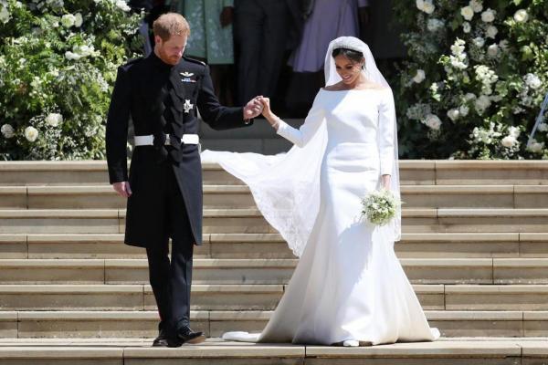 Biểu cảm ghen tuông đáng yêu của Hoàng tử Harry khi thấy 'trai lạ' hôn vợ Meghan Biểu cảm ghen tuông đáng yêu của Hoàng tử Harry khi thấy 'trai lạ' hôn vợ Meghan