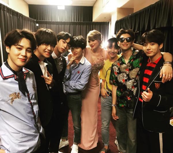 Đẳng cấp của BTS: Chụp ảnh cùng Taylor Swift, Backstreet Boys và loạt sao hạng A của Hollywood Đẳng cấp của BTS: Chụp ảnh cùng Taylor Swift, Backstreet Boys và loạt sao hạng A của Hollywood