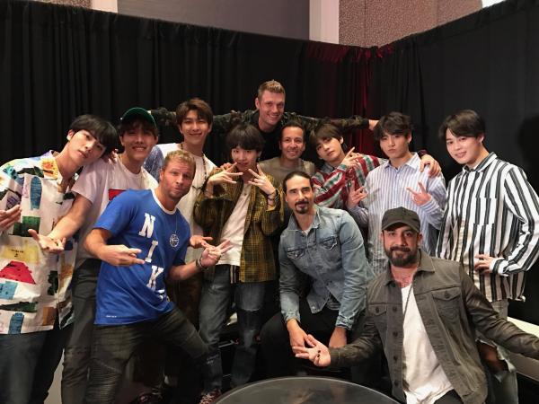 Đẳng cấp của BTS: Chụp ảnh cùng Taylor Swift, Backstreet Boys và loạt sao hạng A của Hollywood Đẳng cấp của BTS: Chụp ảnh cùng Taylor Swift, Backstreet Boys và loạt sao hạng A của Hollywood