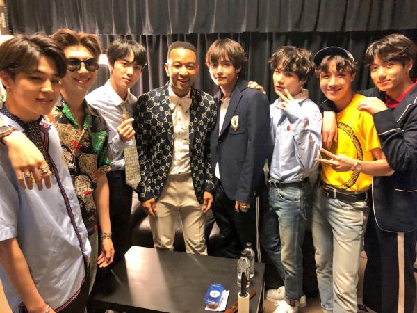 Đẳng cấp của BTS: Chụp ảnh cùng Taylor Swift, Backstreet Boys và loạt sao hạng A của Hollywood Đẳng cấp của BTS: Chụp ảnh cùng Taylor Swift, Backstreet Boys và loạt sao hạng A của Hollywood