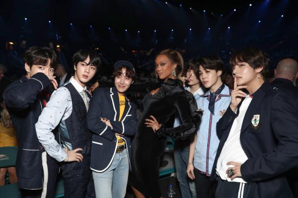 Đẳng cấp của BTS: Chụp ảnh cùng Taylor Swift, Backstreet Boys và loạt sao hạng A của Hollywood Đẳng cấp của BTS: Chụp ảnh cùng Taylor Swift, Backstreet Boys và loạt sao hạng A của Hollywood