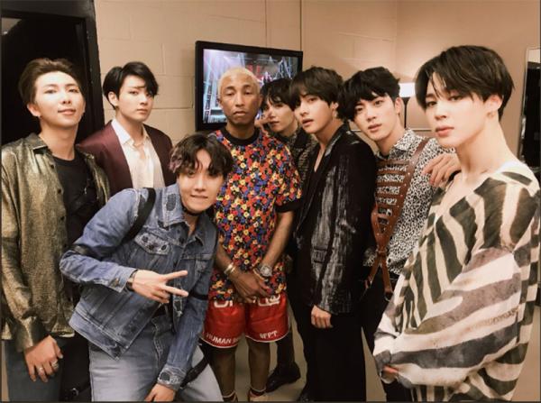 Đẳng cấp của BTS: Chụp ảnh cùng Taylor Swift, Backstreet Boys và loạt sao hạng A của Hollywood Đẳng cấp của BTS: Chụp ảnh cùng Taylor Swift, Backstreet Boys và loạt sao hạng A của Hollywood