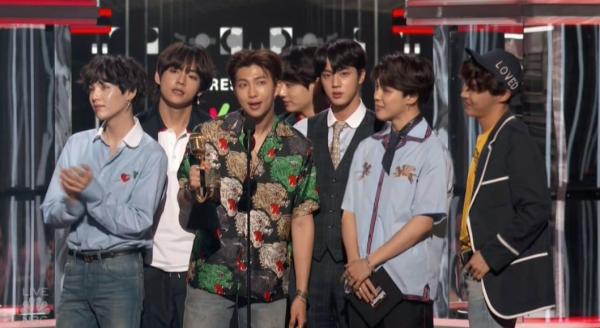 Chết cười với độ cuồng nhiệt của hội fangirl BTS trên đất Mỹ Chết cười với độ cuồng nhiệt của hội fangirl BTS trên đất Mỹ