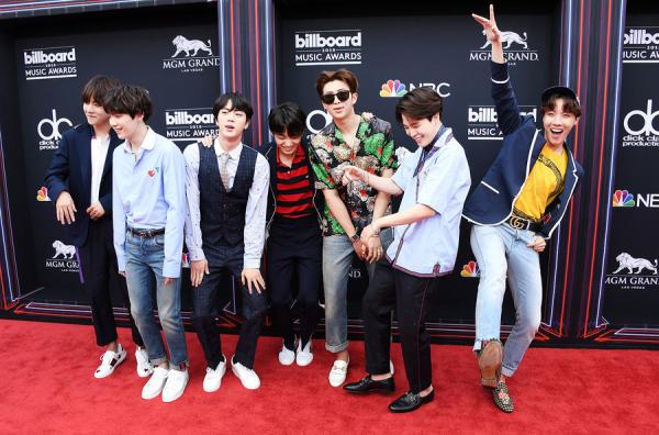 Khám phá set đồ của BTS ở BBMAs 2018: Từ đầu đến chân là Gucci, tổng trị giá hơn nửa tỷ đồng Khám phá set đồ của BTS ở BBMAs 2018: Từ đầu đến chân là Gucci, tổng trị giá hơn nửa tỷ đồng