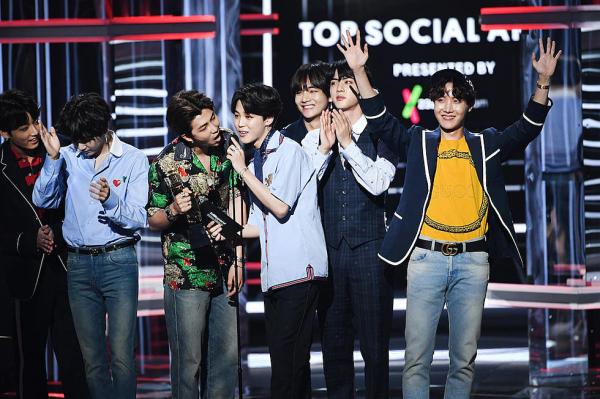 Khám phá set đồ của BTS ở BBMAs 2018: Từ đầu đến chân là Gucci, tổng trị giá hơn nửa tỷ đồng Khám phá set đồ của BTS ở BBMAs 2018: Từ đầu đến chân là Gucci, tổng trị giá hơn nửa tỷ đồng