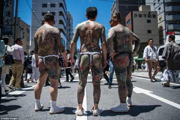 Giới Yakuza tự tin khoe hình xăm tại lễ hội mùa xuân Sanja Matsuri nổi tiếng ở Nhật Giới Yakuza tự tin khoe hình xăm tại lễ hội mùa xuân Sanja Matsuri nổi tiếng ở Nhật