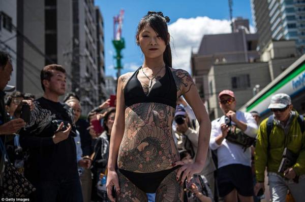 Giới Yakuza tự tin khoe hình xăm tại lễ hội mùa xuân Sanja Matsuri nổi tiếng ở Nhật Giới Yakuza tự tin khoe hình xăm tại lễ hội mùa xuân Sanja Matsuri nổi tiếng ở Nhật