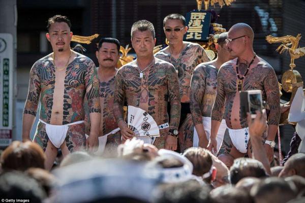 Giới Yakuza tự tin khoe hình xăm tại lễ hội mùa xuân Sanja Matsuri nổi tiếng ở Nhật Giới Yakuza tự tin khoe hình xăm tại lễ hội mùa xuân Sanja Matsuri nổi tiếng ở Nhật