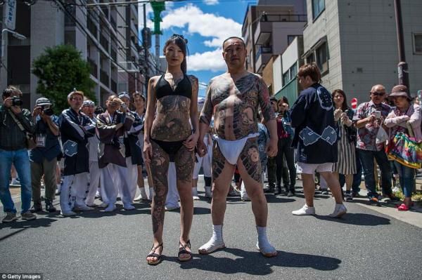 Giới Yakuza tự tin khoe hình xăm tại lễ hội mùa xuân Sanja Matsuri nổi tiếng ở Nhật Giới Yakuza tự tin khoe hình xăm tại lễ hội mùa xuân Sanja Matsuri nổi tiếng ở Nhật