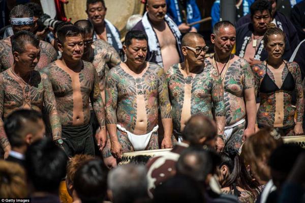 Giới Yakuza tự tin khoe hình xăm tại lễ hội mùa xuân Sanja Matsuri nổi tiếng ở Nhật Giới Yakuza tự tin khoe hình xăm tại lễ hội mùa xuân Sanja Matsuri nổi tiếng ở Nhật