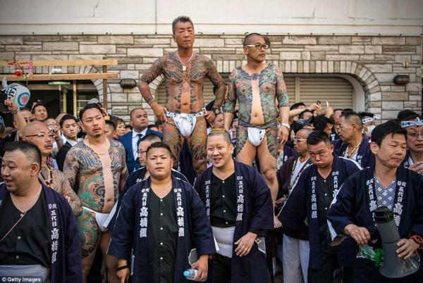 Giới Yakuza tự tin khoe hình xăm tại lễ hội mùa xuân Sanja Matsuri nổi tiếng ở Nhật Giới Yakuza tự tin khoe hình xăm tại lễ hội mùa xuân Sanja Matsuri nổi tiếng ở Nhật