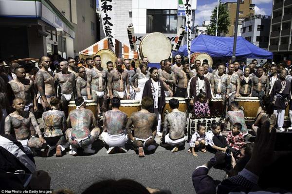 Giới Yakuza tự tin khoe hình xăm tại lễ hội mùa xuân Sanja Matsuri nổi tiếng ở Nhật Giới Yakuza tự tin khoe hình xăm tại lễ hội mùa xuân Sanja Matsuri nổi tiếng ở Nhật