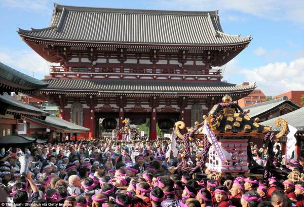 Giới Yakuza tự tin khoe hình xăm tại lễ hội mùa xuân Sanja Matsuri nổi tiếng ở Nhật Giới Yakuza tự tin khoe hình xăm tại lễ hội mùa xuân Sanja Matsuri nổi tiếng ở Nhật
