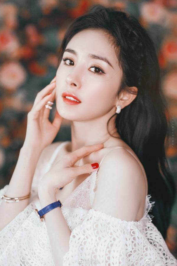 Ba mỹ nhân Hoa ngữ thống trị BXH 'Chỉ cần tôi nói, thiên hạ sẽ mua', ai mới là 'Nữ hoàng'? Ba mỹ nhân Hoa ngữ thống trị BXH 'Chỉ cần tôi nói, thiên hạ sẽ mua', ai mới là 'Nữ hoàng'?