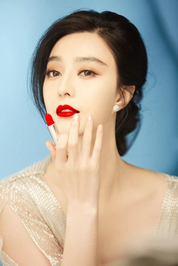 Ba mỹ nhân Hoa ngữ thống trị BXH 'Chỉ cần tôi nói, thiên hạ sẽ mua', ai mới là 'Nữ hoàng'? Ba mỹ nhân Hoa ngữ thống trị BXH 'Chỉ cần tôi nói, thiên hạ sẽ mua', ai mới là 'Nữ hoàng'?