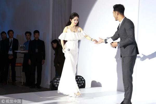 Ba mỹ nhân Hoa ngữ thống trị BXH 'Chỉ cần tôi nói, thiên hạ sẽ mua', ai mới là 'Nữ hoàng'? Ba mỹ nhân Hoa ngữ thống trị BXH 'Chỉ cần tôi nói, thiên hạ sẽ mua', ai mới là 'Nữ hoàng'?