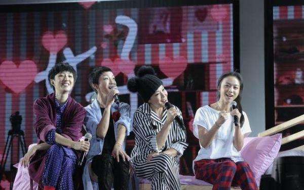 'Mắt tròn mắt dẹt' trước những lần sao Hoa ngữ 'lười' đến mức mặc nguyên đồ ngủ lên sân khấu 'Mắt tròn mắt dẹt' trước những lần sao Hoa ngữ 'lười' đến mức mặc nguyên đồ ngủ lên sân khấu