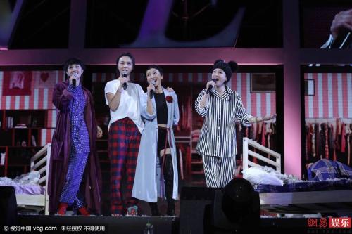 'Mắt tròn mắt dẹt' trước những lần sao Hoa ngữ 'lười' đến mức mặc nguyên đồ ngủ lên sân khấu 'Mắt tròn mắt dẹt' trước những lần sao Hoa ngữ 'lười' đến mức mặc nguyên đồ ngủ lên sân khấu