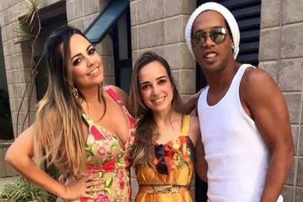 Huyền thoại bóng đá Ronaldinho sẽ cưới cùng lúc 2 người đẹp vào tháng 8 này Huyền thoại bóng đá Ronaldinho sẽ cưới cùng lúc 2 người đẹp vào tháng 8 này