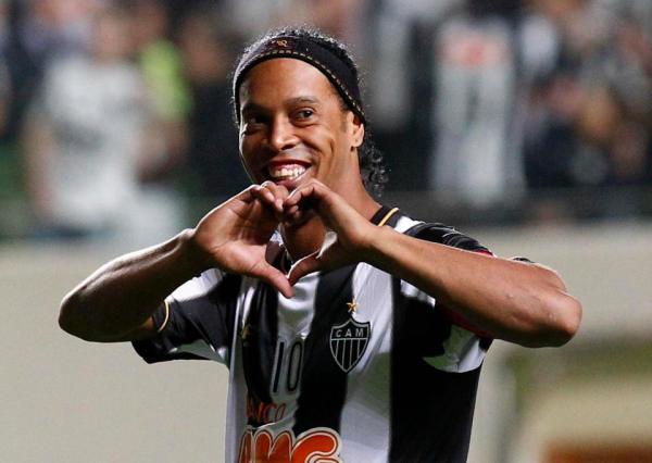 Huyền thoại bóng đá Ronaldinho sẽ cưới cùng lúc 2 người đẹp vào tháng 8 này Huyền thoại bóng đá Ronaldinho sẽ cưới cùng lúc 2 người đẹp vào tháng 8 này