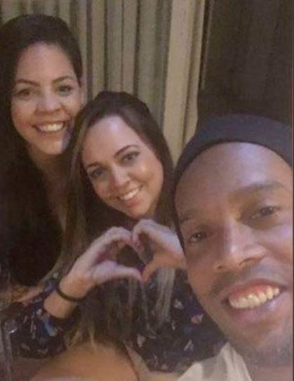 Huyền thoại bóng đá Ronaldinho sẽ cưới cùng lúc 2 người đẹp vào tháng 8 này Huyền thoại bóng đá Ronaldinho sẽ cưới cùng lúc 2 người đẹp vào tháng 8 này