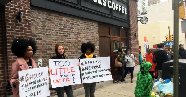 Starbucks tiếp tục đùa quá trớn khi ghi tên quốc tịch lên cốc khiến khách hàng tức giận Starbucks tiếp tục đùa quá trớn khi ghi tên quốc tịch lên cốc khiến khách hàng tức giận