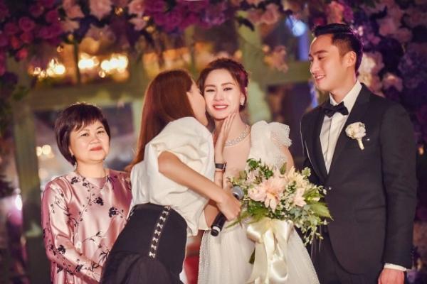 Tổ chức đám cưới tại hội trường trao Oscar, Chung Hân Đồng cuối cùng cũng nhận được 'giải thưởng' chờ đợi cả đời Tổ chức đám cưới tại hội trường trao Oscar, Chung Hân Đồng cuối cùng cũng nhận được 'giải thưởng' chờ đợi cả đời