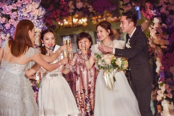 Tổ chức đám cưới tại hội trường trao Oscar, Chung Hân Đồng cuối cùng cũng nhận được 'giải thưởng' chờ đợi cả đời Tổ chức đám cưới tại hội trường trao Oscar, Chung Hân Đồng cuối cùng cũng nhận được 'giải thưởng' chờ đợi cả đời