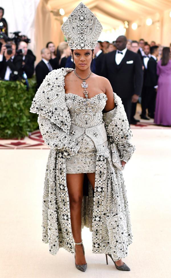Met Gala phiên bản cún với trang phục thiết kế riêng cầu kỳ không thua gì người thật Met Gala phiên bản cún với trang phục thiết kế riêng cầu kỳ không thua gì người thật