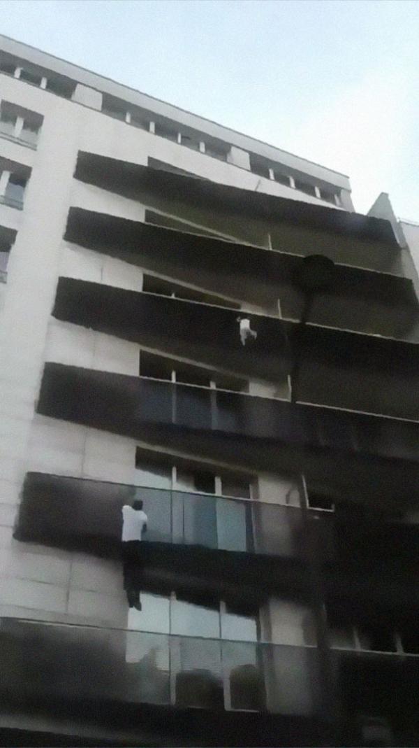 'Người Nhện' trèo tường bằng tay không lên tầng 4 cứu người được nhận quốc tịch Pháp 'Người Nhện' trèo tường bằng tay không lên tầng 4 cứu người được nhận quốc tịch Pháp