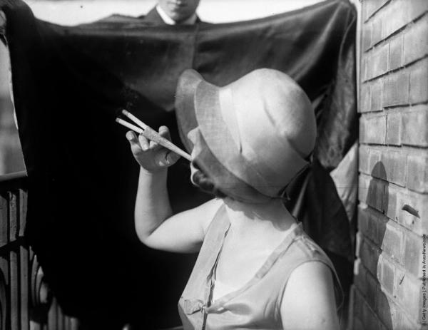 Phụ nữ thập niên 1930 và điếu thuốc mê hoặc lòng người Phụ nữ thập niên 1930 và điếu thuốc mê hoặc lòng người
