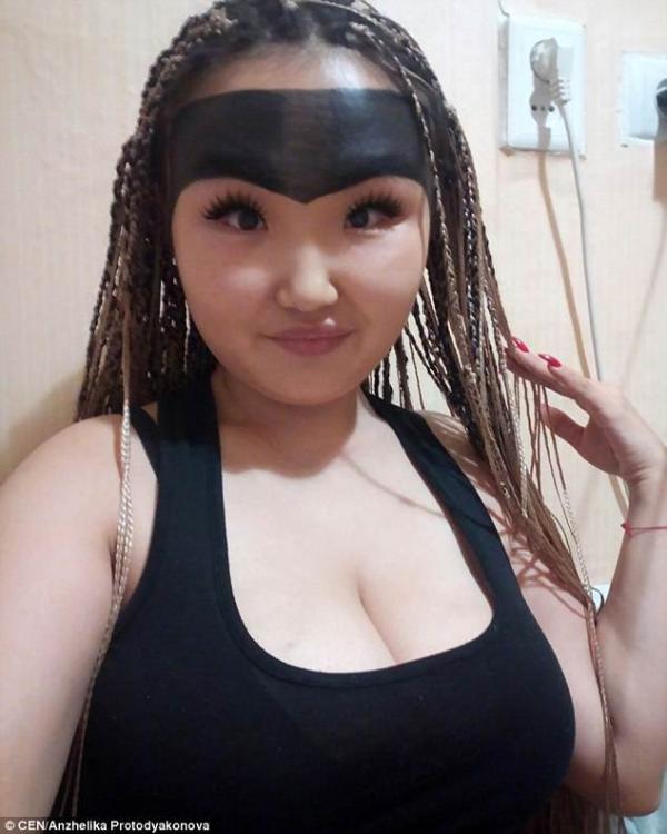 Cô gái Nga tự tin 'tỏa sáng' với cặp chân mày cao quá trán của mình Cô gái Nga tự tin 'tỏa sáng' với cặp chân mày cao quá trán của mình