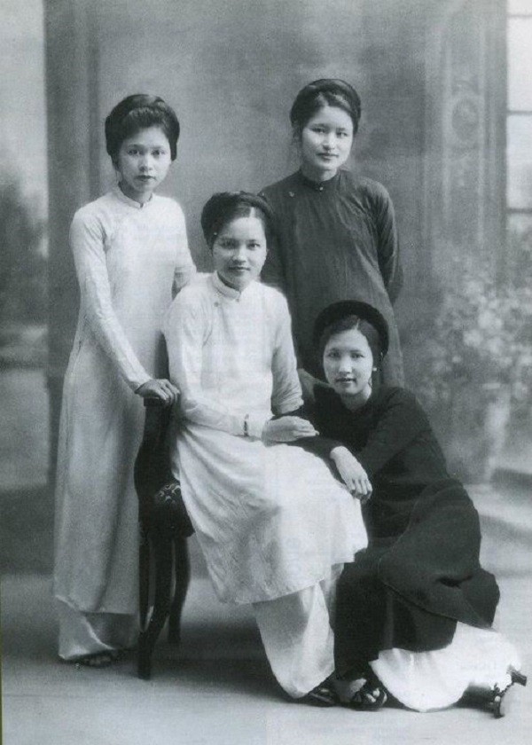 Cô gái Nga tự tin 'tỏa sáng' với cặp chân mày cao quá trán của mình Cô gái Nga tự tin 'tỏa sáng' với cặp chân mày cao quá trán của mình