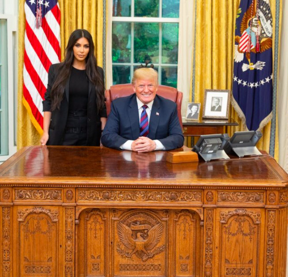 Kim Kardashian gặp Tổng thống Donald Trump bàn về luật pháp: 'Trên đời này cái quái gì cũng có thể xảy ra!' Kim Kardashian gặp Tổng thống Donald Trump bàn về luật pháp: 'Trên đời này cái quái gì cũng có thể xảy ra!'