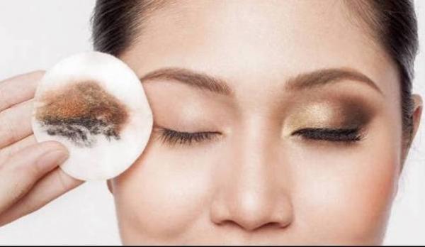 Không tẩy trang sau khi dùng mascara trong suốt 25 năm khiến một phụ nữ có nguy cơ bị mù Không tẩy trang sau khi dùng mascara trong suốt 25 năm khiến một phụ nữ có nguy cơ bị mù