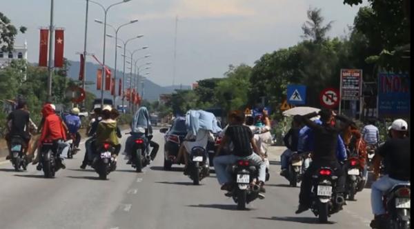 Những cách đi xe máy 'made in Việt Nam' trong mắt người nước ngoài Những cách đi xe máy 'made in Việt Nam' trong mắt người nước ngoài
