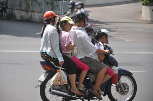 Những cách đi xe máy 'made in Việt Nam' trong mắt người nước ngoài Những cách đi xe máy 'made in Việt Nam' trong mắt người nước ngoài