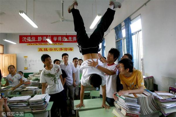 Muôn kiểu xả stress của học sinh Trung Quốc trước kỳ thi đại học Muôn kiểu xả stress của học sinh Trung Quốc trước kỳ thi đại học