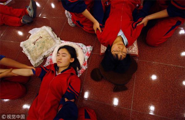 Muôn kiểu xả stress của học sinh Trung Quốc trước kỳ thi đại học Muôn kiểu xả stress của học sinh Trung Quốc trước kỳ thi đại học