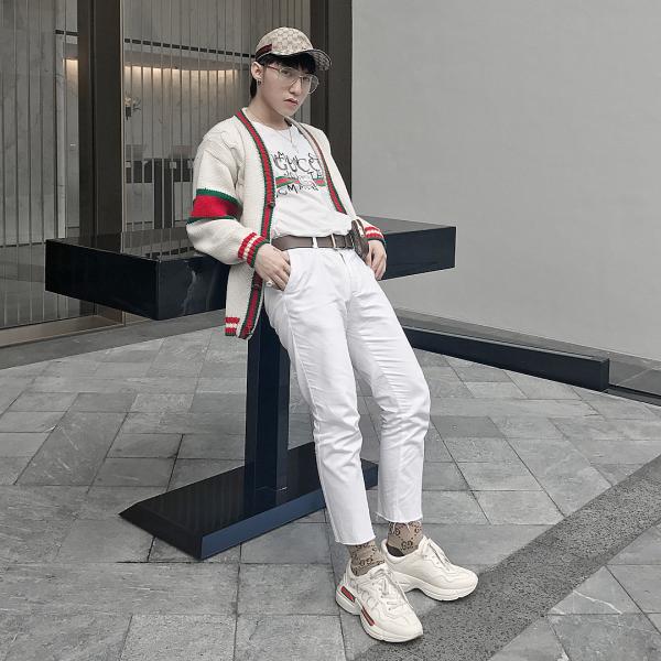 Hơn 2 triệu người theo dõi nhưng Instagram của Sơn Tùng chỉ 'follow' đúng 100 tài khoản và 2 nghệ sĩ Việt! Hơn 2 triệu người theo dõi nhưng Instagram của Sơn Tùng chỉ 'follow' đúng 100 tài khoản và 2 nghệ sĩ Việt!
