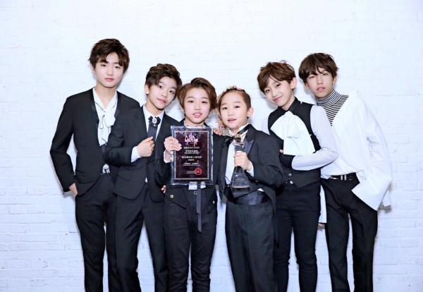 JYP ra mắt nhóm nhạc 'nhi đồng' ở Trung Quốc, sẽ là bản sao nâng cấp của TFBoys? JYP ra mắt nhóm nhạc 'nhi đồng' ở Trung Quốc, sẽ là bản sao nâng cấp của TFBoys?