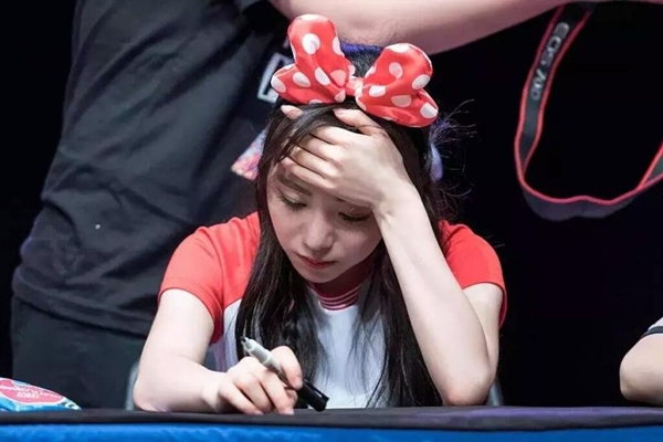 Loạt khoảnh khắc chứng minh làm idol là nghề buồn tủi nhất thế gian Loạt khoảnh khắc chứng minh làm idol là nghề buồn tủi nhất thế gian
