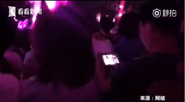 Còn 3 ngày là thi đại học, fangirl tranh thủ mở sách ôn bài ngay trong concert của EXO Còn 3 ngày là thi đại học, fangirl tranh thủ mở sách ôn bài ngay trong concert của EXO