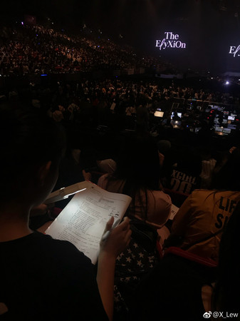 Còn 3 ngày là thi đại học, fangirl tranh thủ mở sách ôn bài ngay trong concert của EXO Còn 3 ngày là thi đại học, fangirl tranh thủ mở sách ôn bài ngay trong concert của EXO