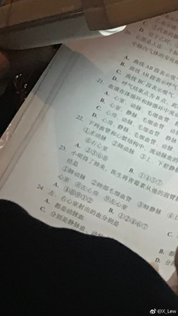 Còn 3 ngày là thi đại học, fangirl tranh thủ mở sách ôn bài ngay trong concert của EXO Còn 3 ngày là thi đại học, fangirl tranh thủ mở sách ôn bài ngay trong concert của EXO