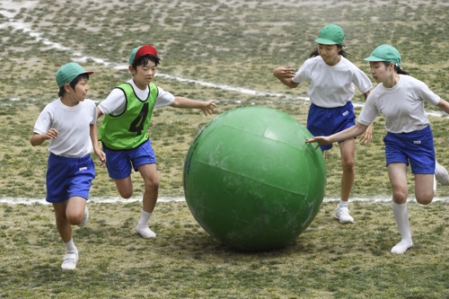 Nhiều trường tiểu học tại Nhật cấm nữ sinh mặc... đồ lót khi chơi thể thao? Nhiều trường tiểu học tại Nhật cấm nữ sinh mặc... đồ lót khi chơi thể thao?
