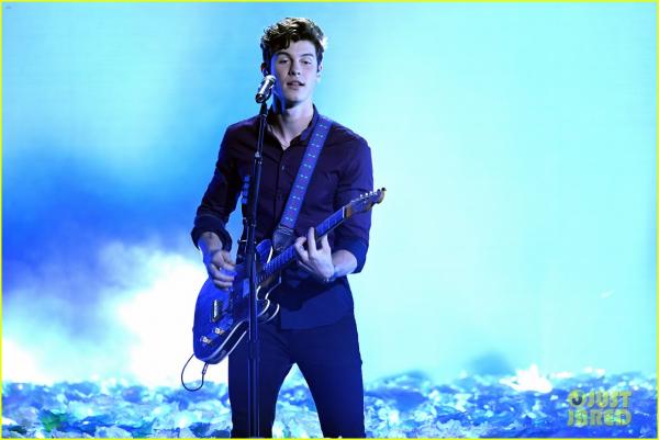 'Chuyện tình đam mỹ' mới của Hollywood: Shawn Mendes tuyên bố sẽ bỏ 11 triệu đồng mua lại quần lót cũ của Justin Bieber 'Chuyện tình đam mỹ' mới của Hollywood: Shawn Mendes tuyên bố sẽ bỏ 11 triệu đồng mua lại quần lót cũ của Justin Bieber